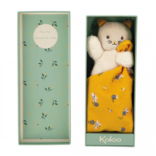 Boneco de pelúcia gato branco com cobertor amarelo em caixa verde Kaloo