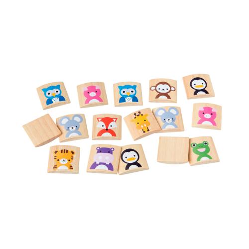 Peças de madeira quadradas com ilustrações de animais coloridos