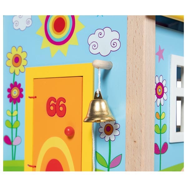 Brinquedo de madeira com porta amarela, flores coloridas, sol, nuvens e sino dourado