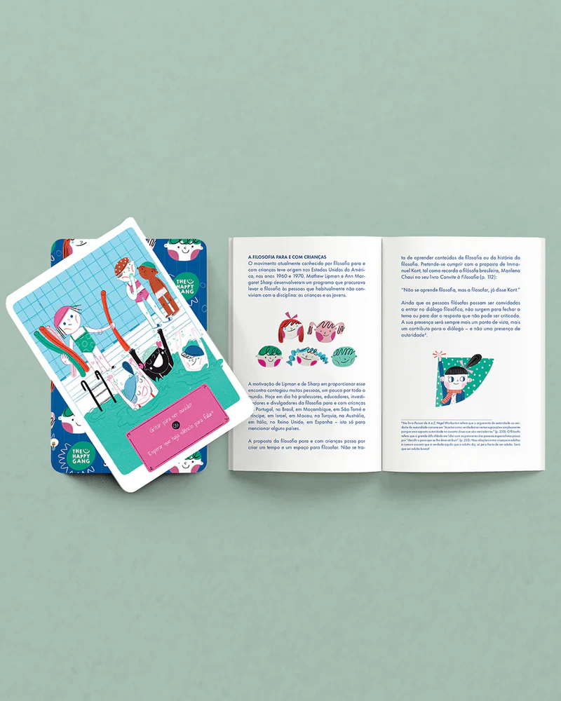 Cartas ilustradas com crianças a nadar e livrinho aberto com texto e imagens em fundo verde.