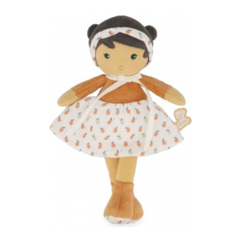 Boneca de pano vestida com roupa estampada de laranjas e faixa na cabeça.