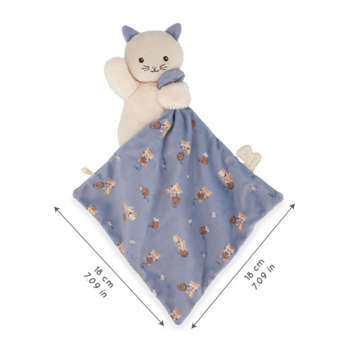 Boneco de peluche gatinho creme com manta azul estampada