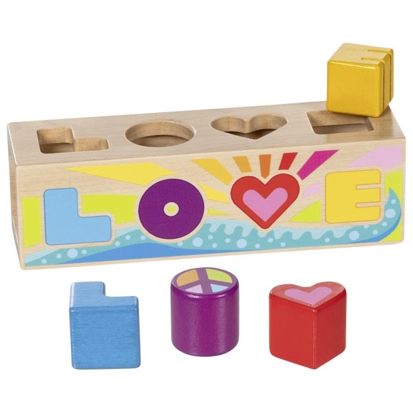 Brinquedo de encaixe de madeira com as letras LOVE coloridas e formas geométricas coloridas.