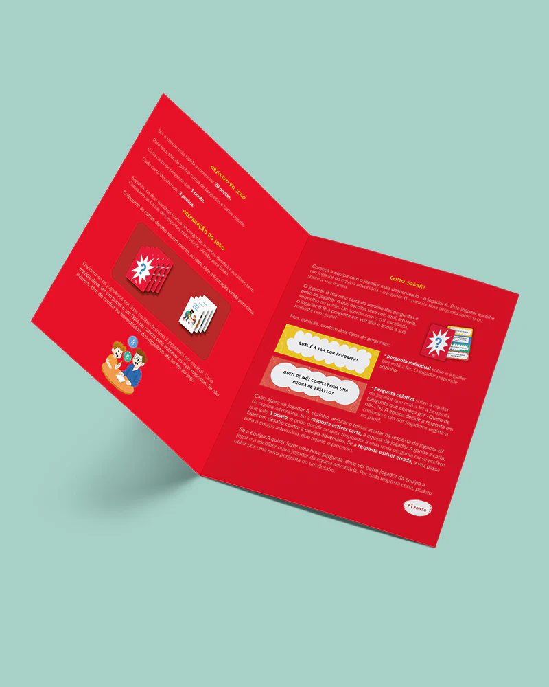 Folheto aberto vermelho com texto e imagens de cartas de jogo em fundo verde