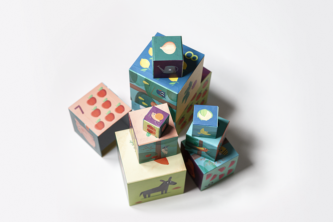 Conjunto de caixas ilustradas coloridas empilhadas