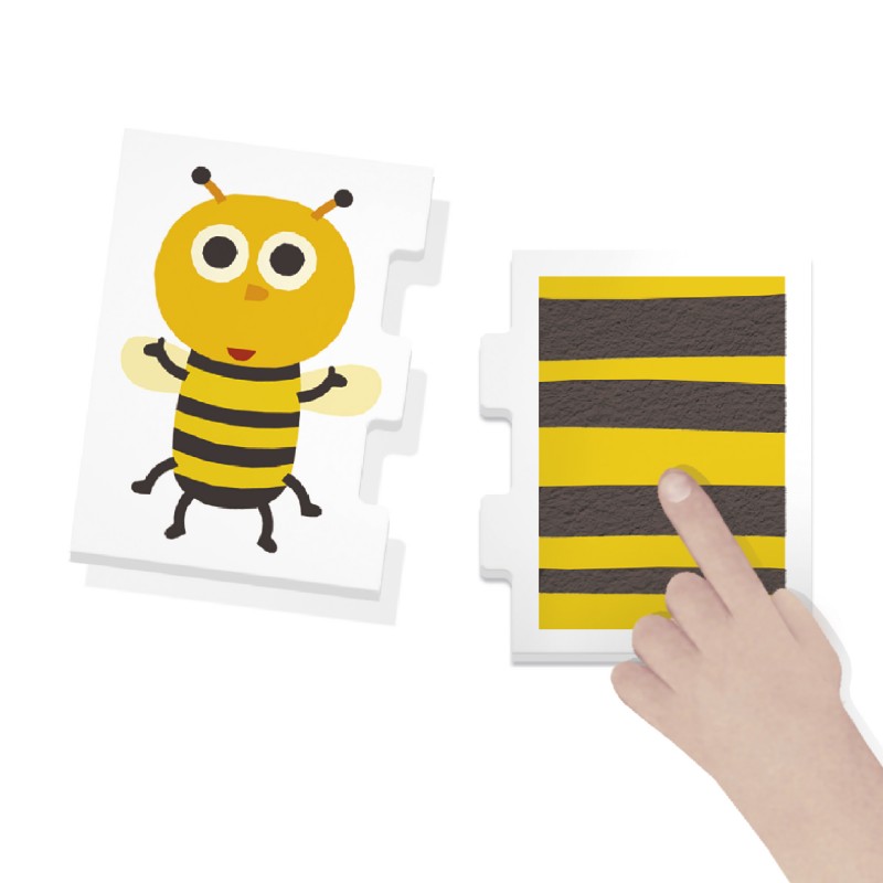 Peças de puzzle coloridas com imagem de abelha e padrão listrado, mão infantil segurando peça texturizada