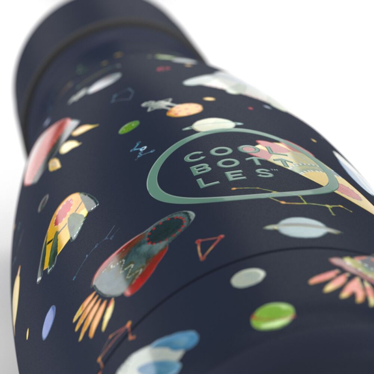 Frasco térmico azul escuro com desenhos de foguetes e planetas coloridos