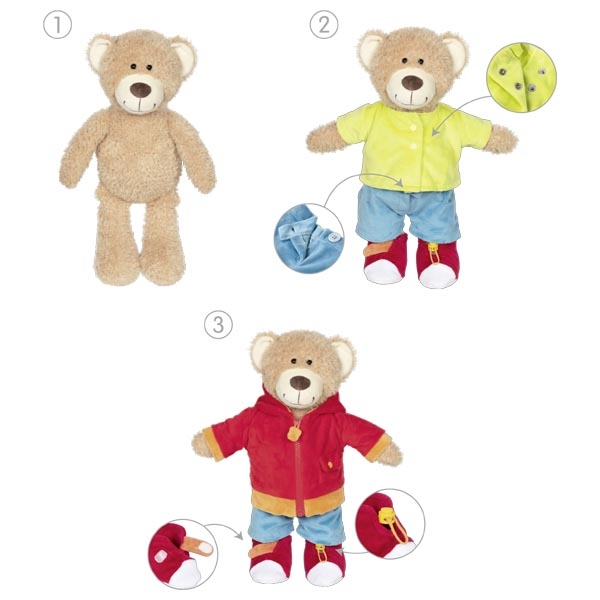 Três ursos de peluche com diferentes roupas coloridas em fundo branco.