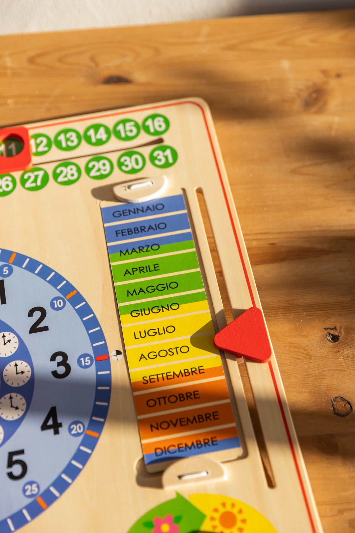 Calendário e relógio didático de madeira colorido com meses em italiano