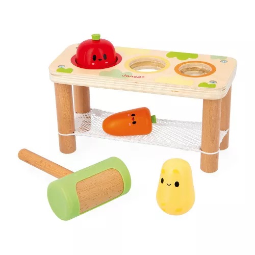 Brinquedo educativo de madeira com frutas e legumes com rosto sorridente e martelo