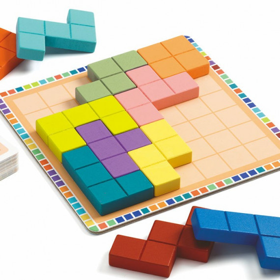 Jogo de tabuleiro com peças de blocos coloridos encaixadas numa grelha quadrada.