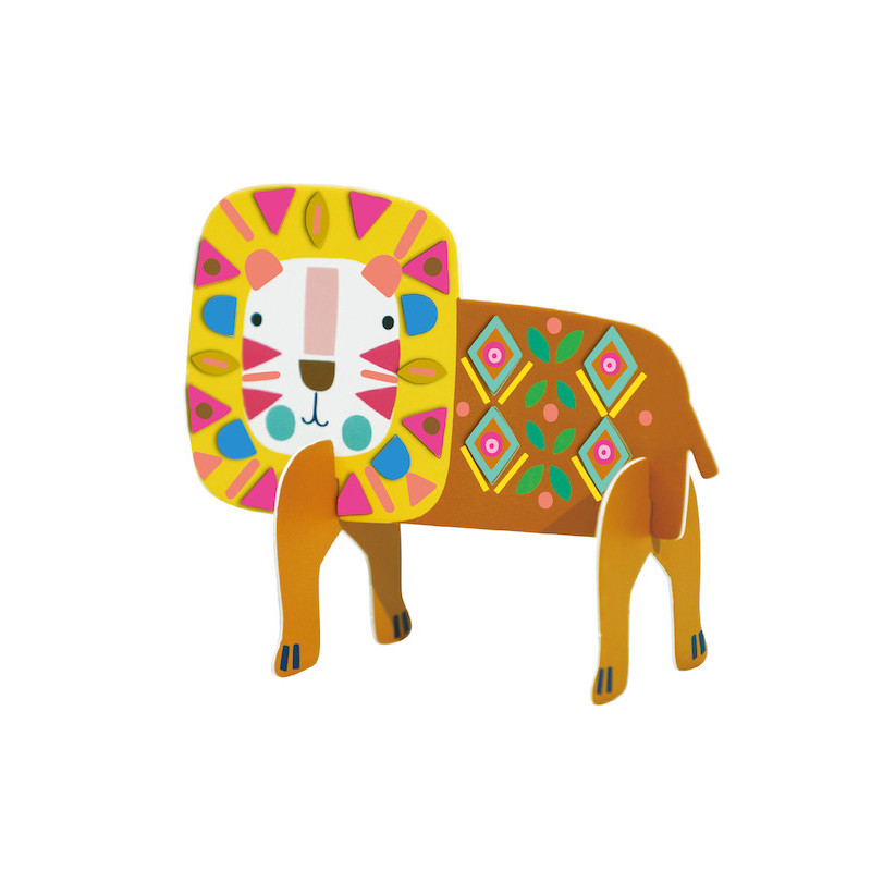 Figura decorativa de leão em metal com cores vibrantes e padrões geométricos.