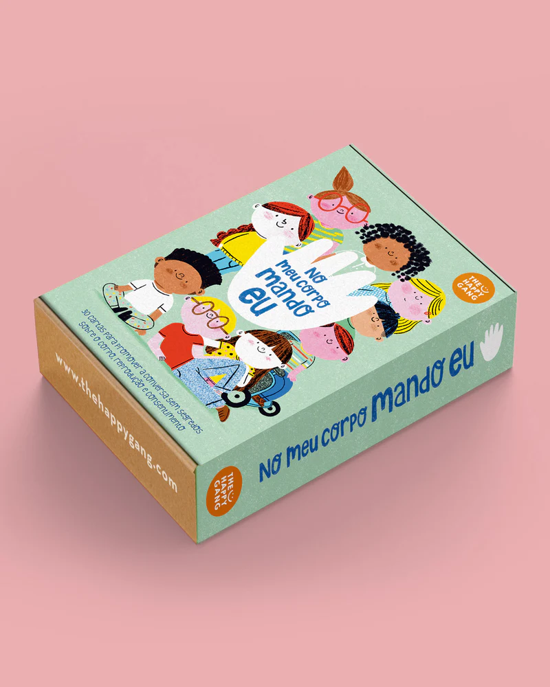 Caixa de cartão colorida com ilustrações de crianças e texto No meu corpo mando eu.