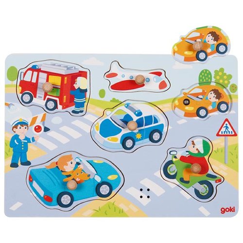 Quebra-cabeça em madeira com veículos coloridos e pessoas, incluindo carro de polícia, mota, avião, camião de bombeiros e sinal de trânsito.