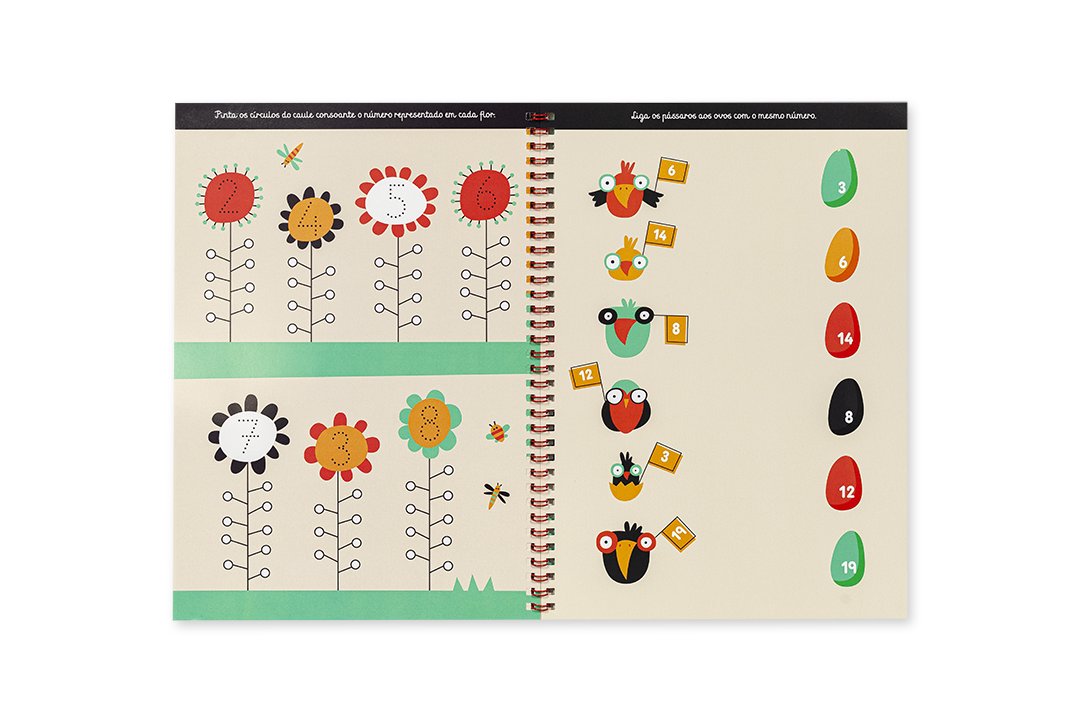Caderno infantil aberto com ilustrações coloridas de flores e pássaros para ensinar a contar, com números e texto em português.