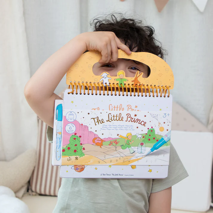 Livro de atividades The Little Prince com capa dura e caneta azul