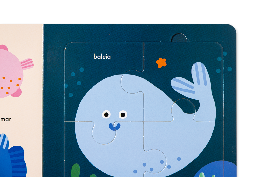 Quebra-cabeças infantil com imagem de baleia azul clara em fundo azul