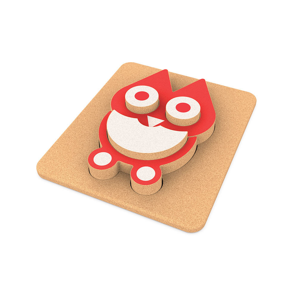 Produto de madeira em formato de coruja vermelha e branca sobre base quadrada de cortiça