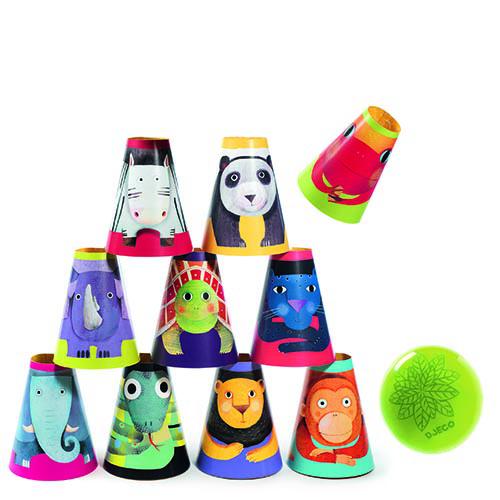 Copos de papel coloridos com desenhos de animais empilhados e uma bola verde com padrão de folhas