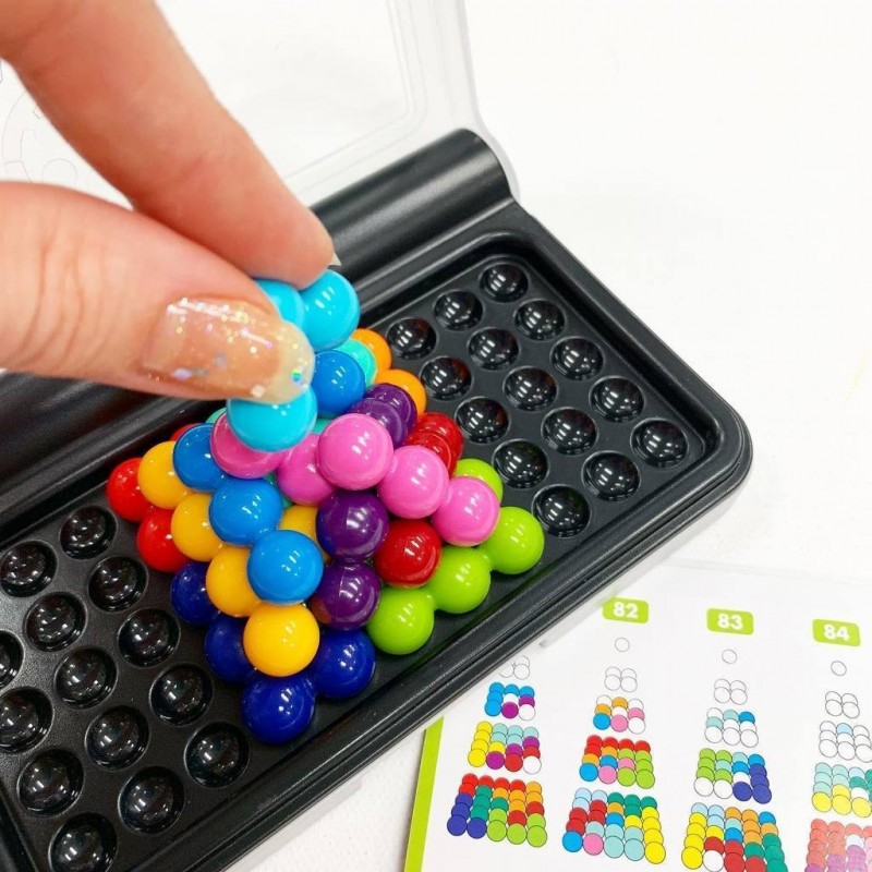 Jogo de construção com peças esféricas coloridas em forma de pirâmide sobre base preta e manual colorido ao lado