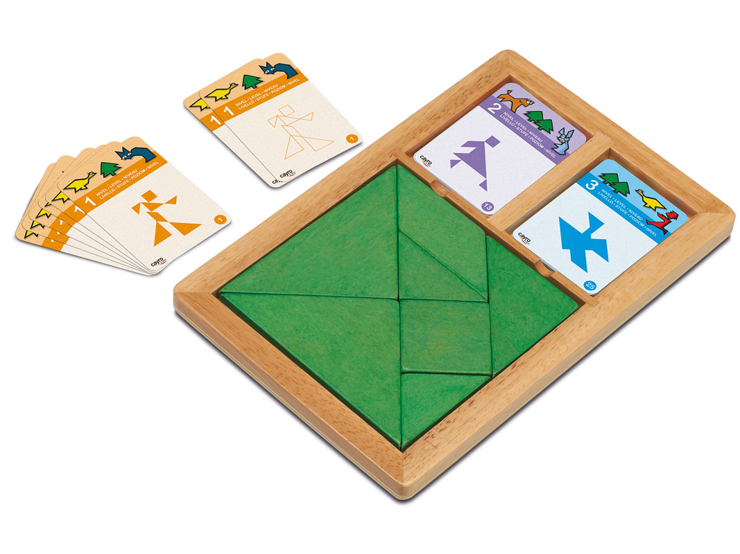 Jogo de tangram com base de madeira, peças verdes e cartas coloridas sobre fundo branco