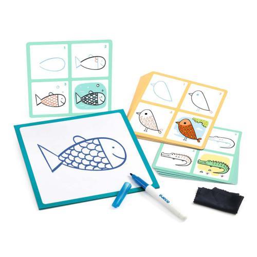 Jogo de desenho com cartas coloridas, quadro branco, caneta azul e apagador preto.