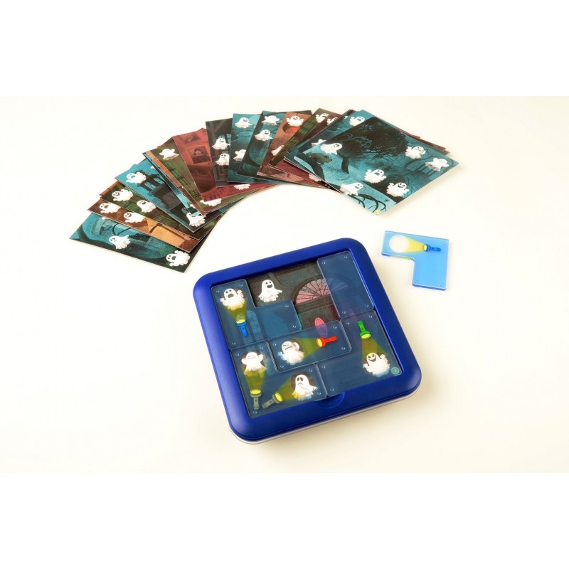 Jogo de tabuleiro com cartas e peças azuis transparentes com imagens de fantasmas e lanternas.