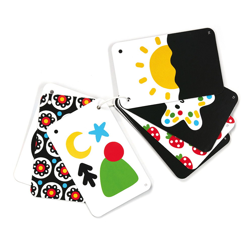 Cartas infantis coloridas em cartão unidas por anel