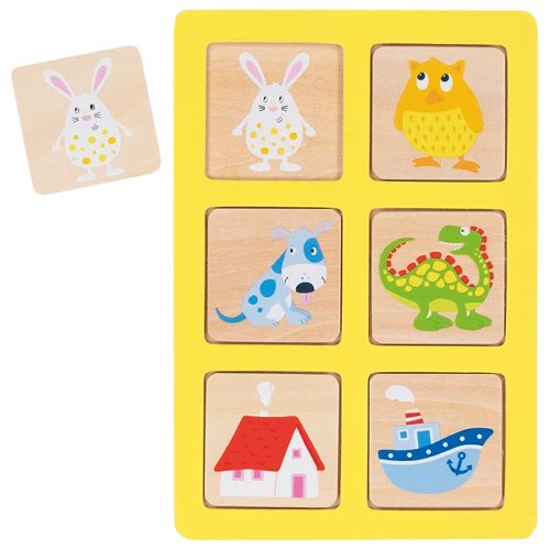 Tabuleiro de madeira amarelo com seis peças ilustradas, uma fora do tabuleiro