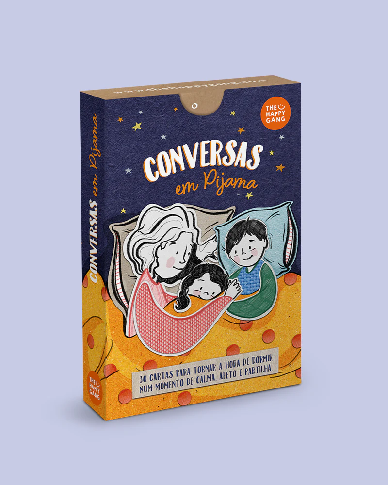Caixa azul e amarelo com ilustração de mãe e duas crianças em pijama na cama e texto de cartas para conversas antes de dormir.
