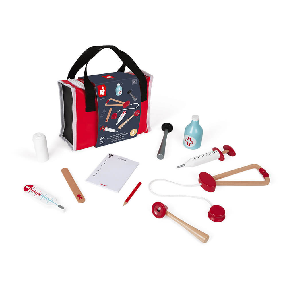 Bolsa de brinquedo vermelha e preta com acessórios médicos de brinquedo dispersos