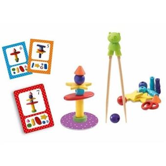 Conjunto de brinquedo educativo em madeira colorida com peças para empilhar, pauzinhos e cartas ilustrativas.