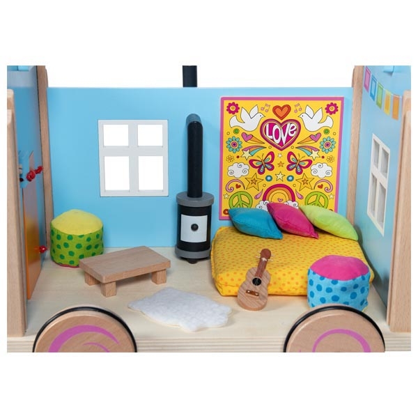 Quarto de brinquedo em madeira com cama, almofadas, estufa, mesa, pufes e quadro decorativo.