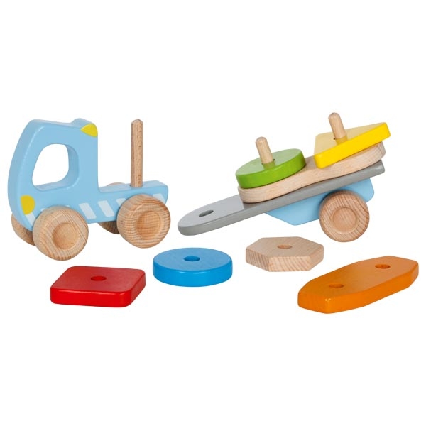 Brinquedo de madeira com camião azul claro, reboque cinzento e formas geométricas coloridas soltas.
