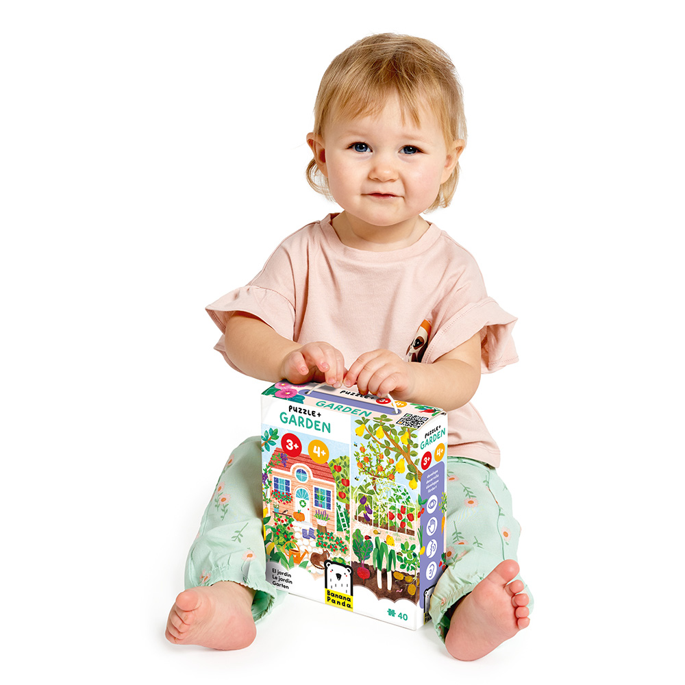 Criança segurando caixa de Puzzle Garden em fundo branco