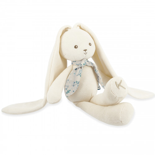 Pelúcia coelho creme com lenço branco e azul, letra K na pata