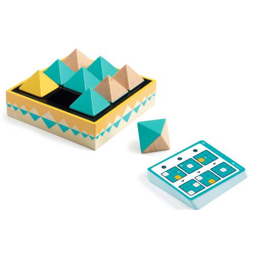 Jogo de tabuleiro com peças triangulares coloridas e cartão de instruções