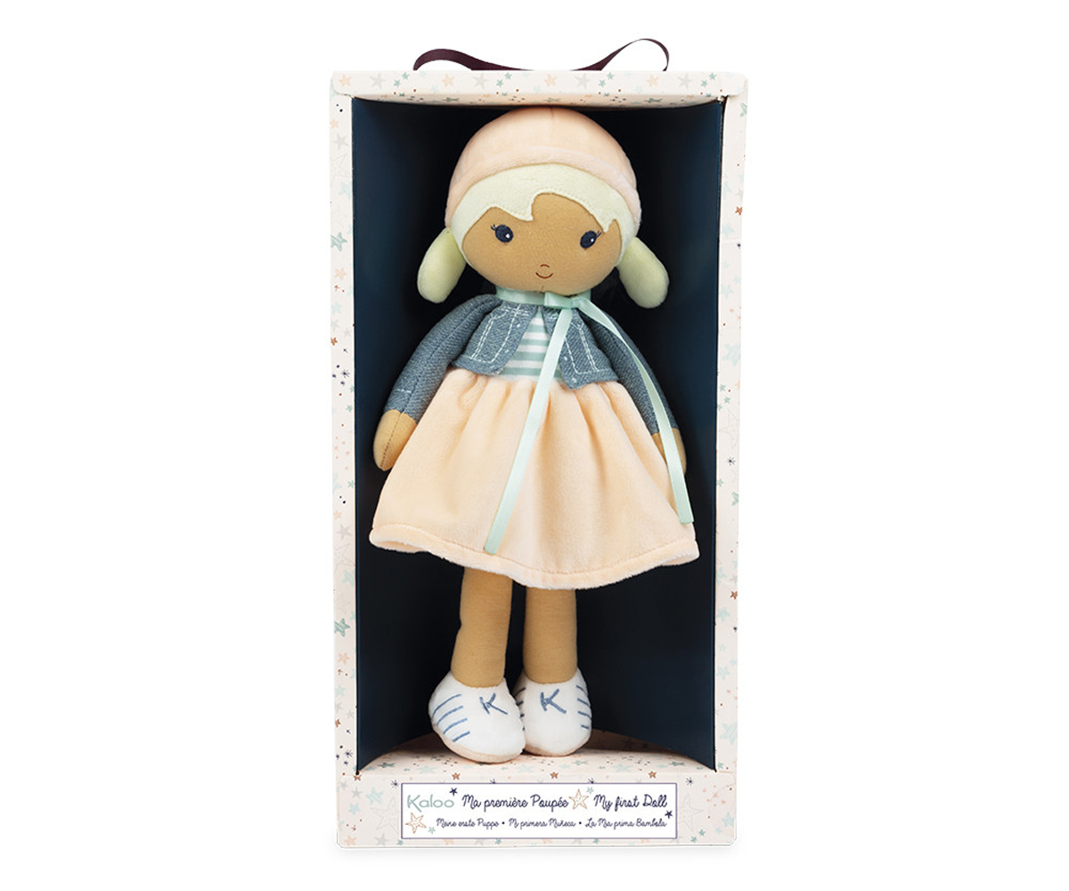 Boneca de pano em caixa retangular com fundo azul e moldura branca com pontos coloridos