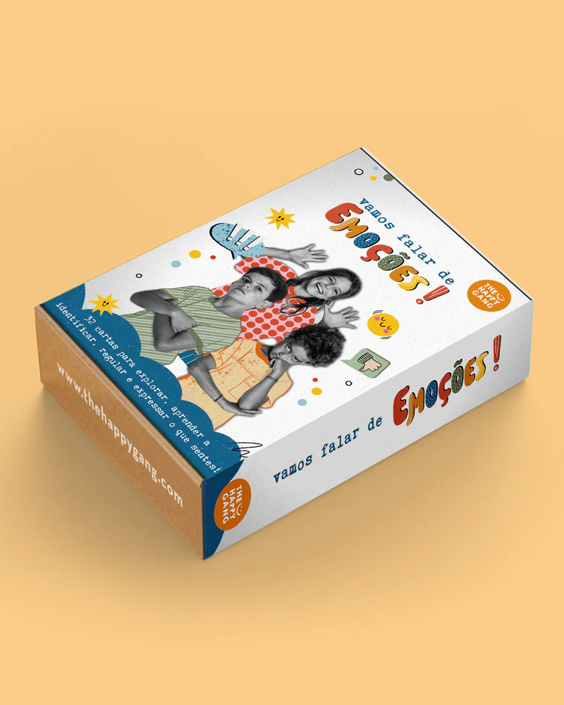 Embalagem colorida de cartão com ilustrações de crianças e texto vamos falar de EMOÇÕES!