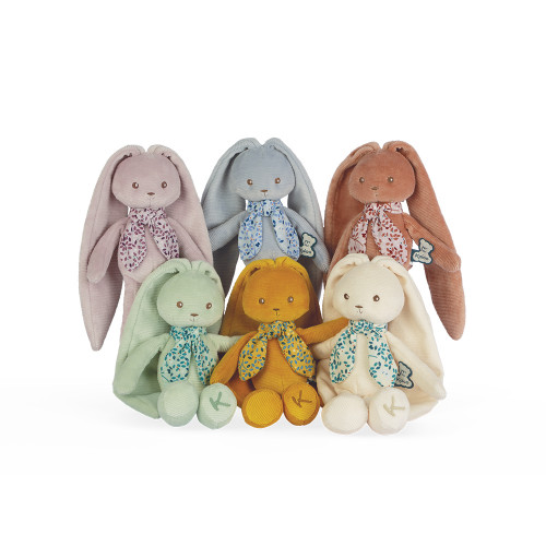 Seis peluches coelho coloridos em tecido macio com fitas estampadas e etiquetas
