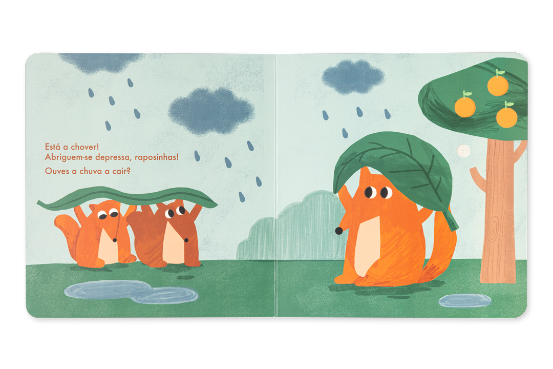 Ilustração de livro infantil com raposas sob folhagem e chuva, texto em português