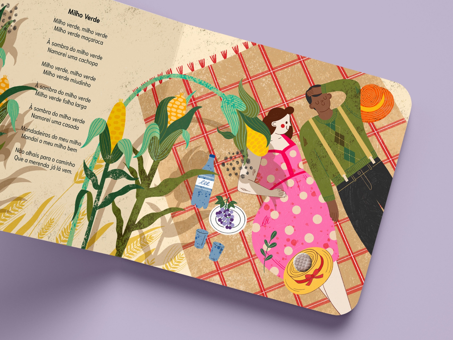 Página de livro ilustrado com texto Milho Verde e imagem de milho e duas pessoas deitadas numa manta quadriculada.