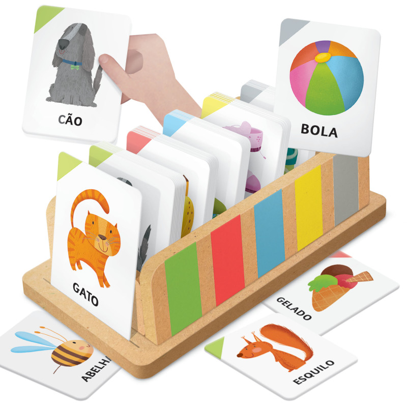 Cartas educativas com imagens e texto em português organizadas em suporte de madeira colorido