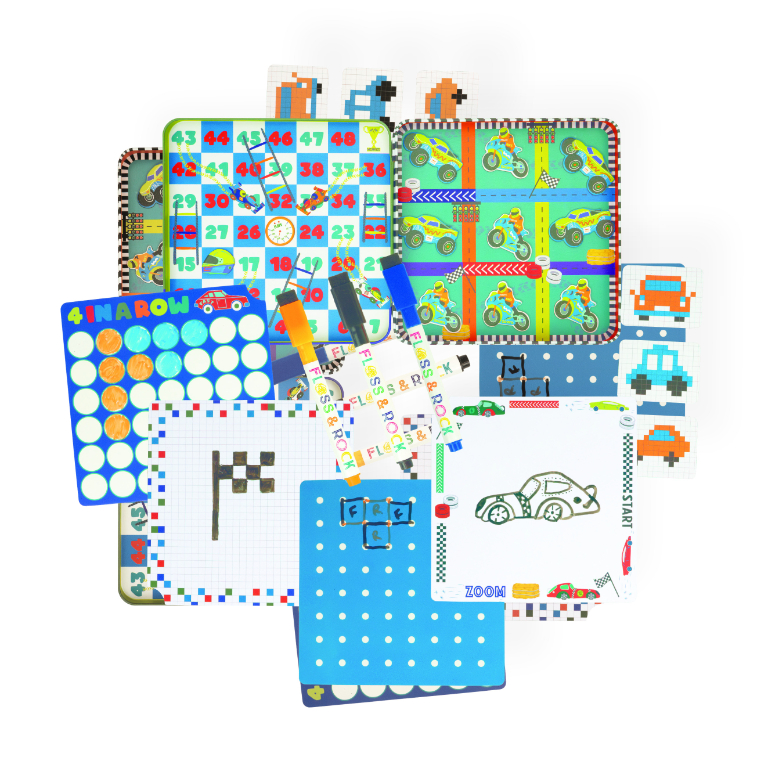 Conjunto de jogos infantis com carros, motociclismos, tabuleiros coloridos, marcadores e peças de papel.