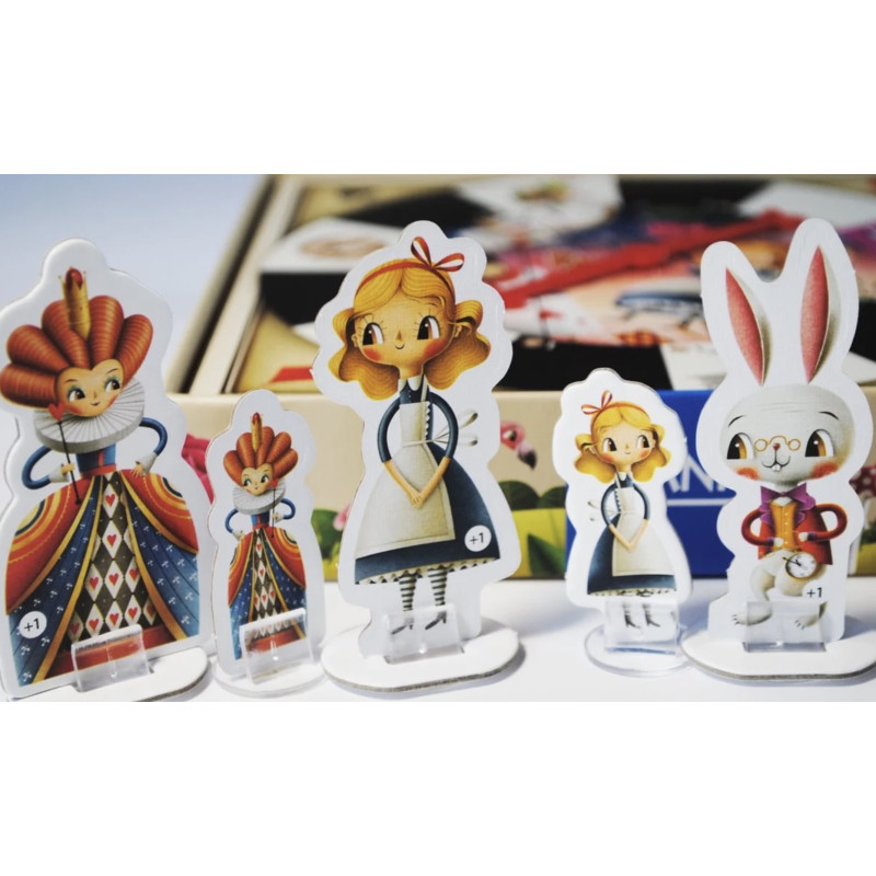 Peças de jogo de tabuleiro com personagens Alice, Coelho Branco e Rainha de Copas em cartão com suportes.