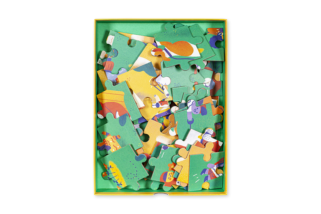 Peças coloridas de puzzle com desenhos de peixes dentro de caixa amarela aberta