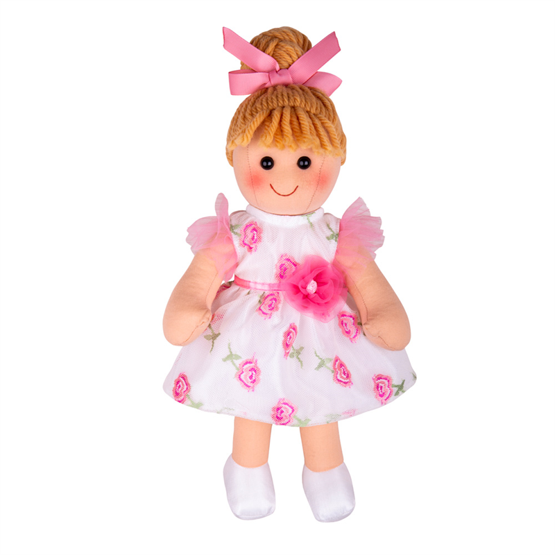 Boneca de pano com vestido branco decorado com rosas cor-de-rosa