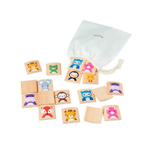 Jogo de memória infantil com peças de madeira e saco de pano branco.