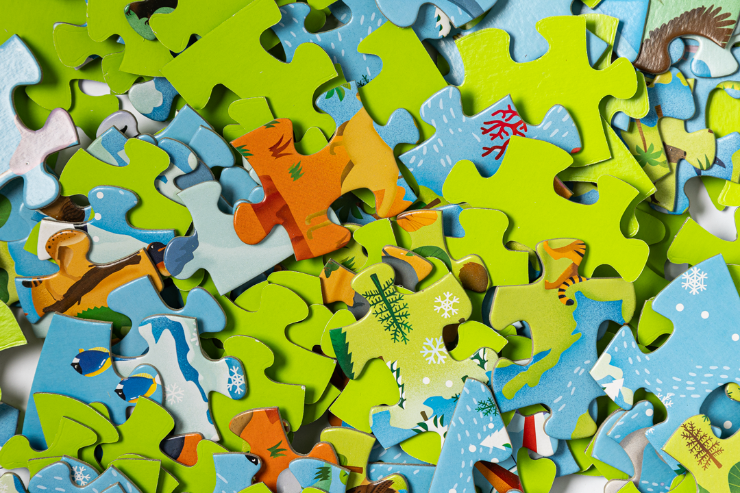 Peças coloridas de um puzzle em cartão com vários padrões e cores