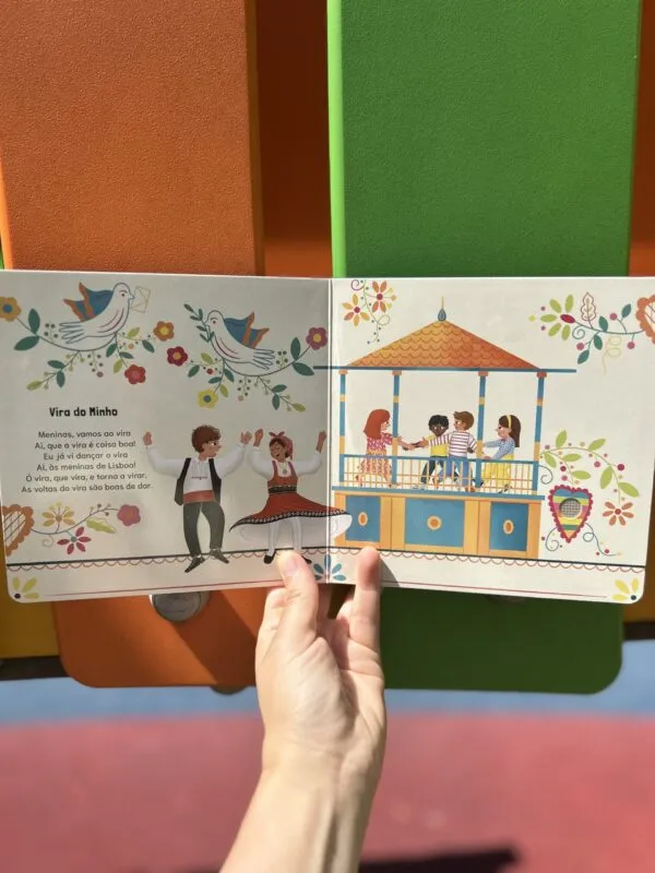 Livro infantil aberto com ilustrações coloridas e texto em português